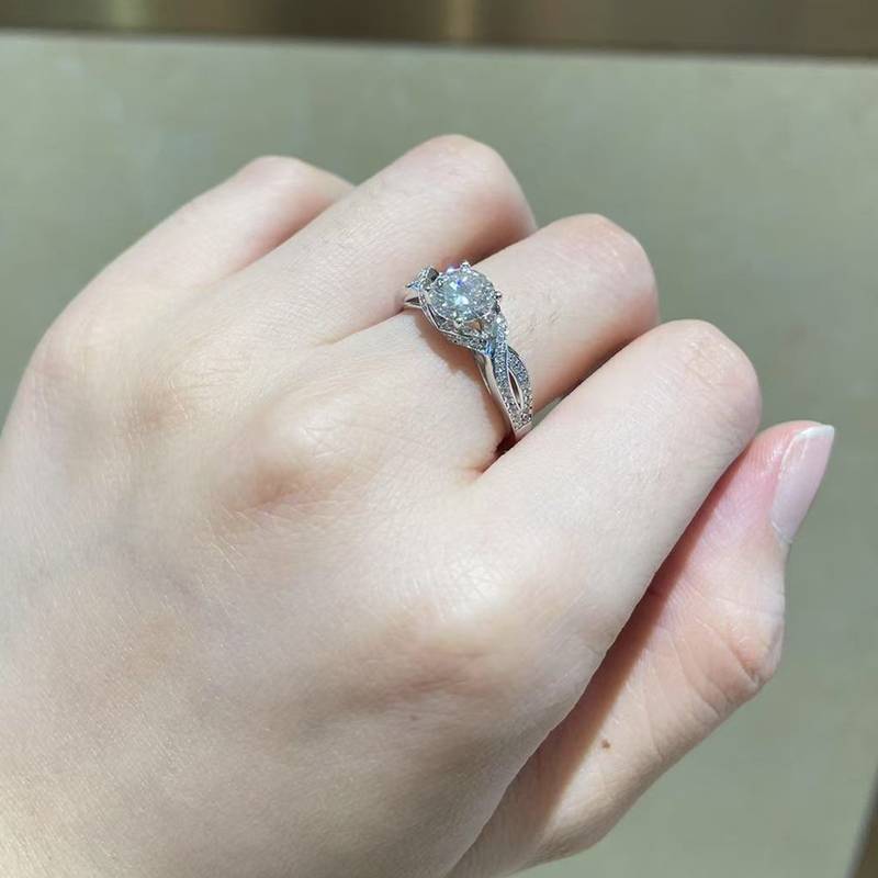 四爪女戒S925银镀白金定制选款主石莫桑钻1.0ct/副石高碳钻